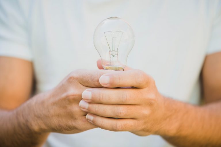 ¿Cómo cambiar la compañía de luz en un alquiler?