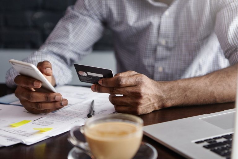 ¿Quién paga la comisión de la agencia inmobiliaria en un alquiler?
